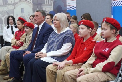 Юным новгородцам вручили свидетельства участников «Вахты Памяти» Поста №1