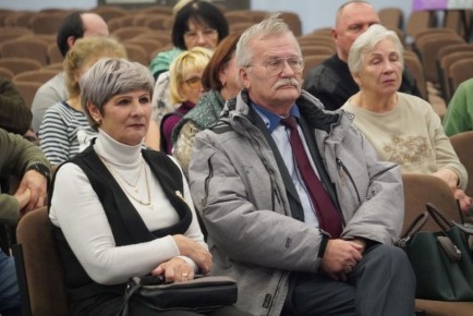 Александр Розбаум: Уважаемые Земляки!. Сегодня вечером, по поручению Губернатора Новгородской области Александра Валентиновича Дронова встретился с родителями учеников школы 31 и жителями Псковского микрорайона