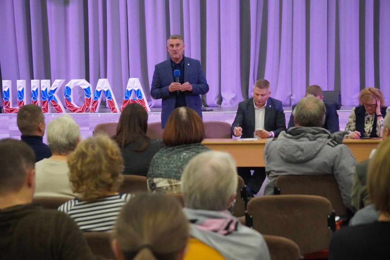 Александр Розбаум: Уважаемые Земляки!. Сегодня вечером, по поручению Губернатора Новгородской области Александра Валентиновича Дронова встретился с родителями учеников школы 31 и жителями Псковского микрорайона Александр Розбаум: Уважаемые Земляки!. Сегодня вечером, по поручению Губернатора Новгородской области Александра Валентиновича Дронова встретился с родителями учеников школы 31 и жителями Псковского микрорайона