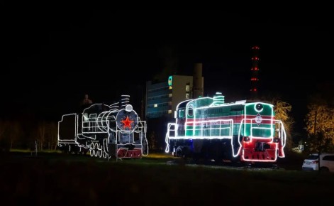 На тепловозе-памятнике в Великом Новгороде смонтировали подсветку