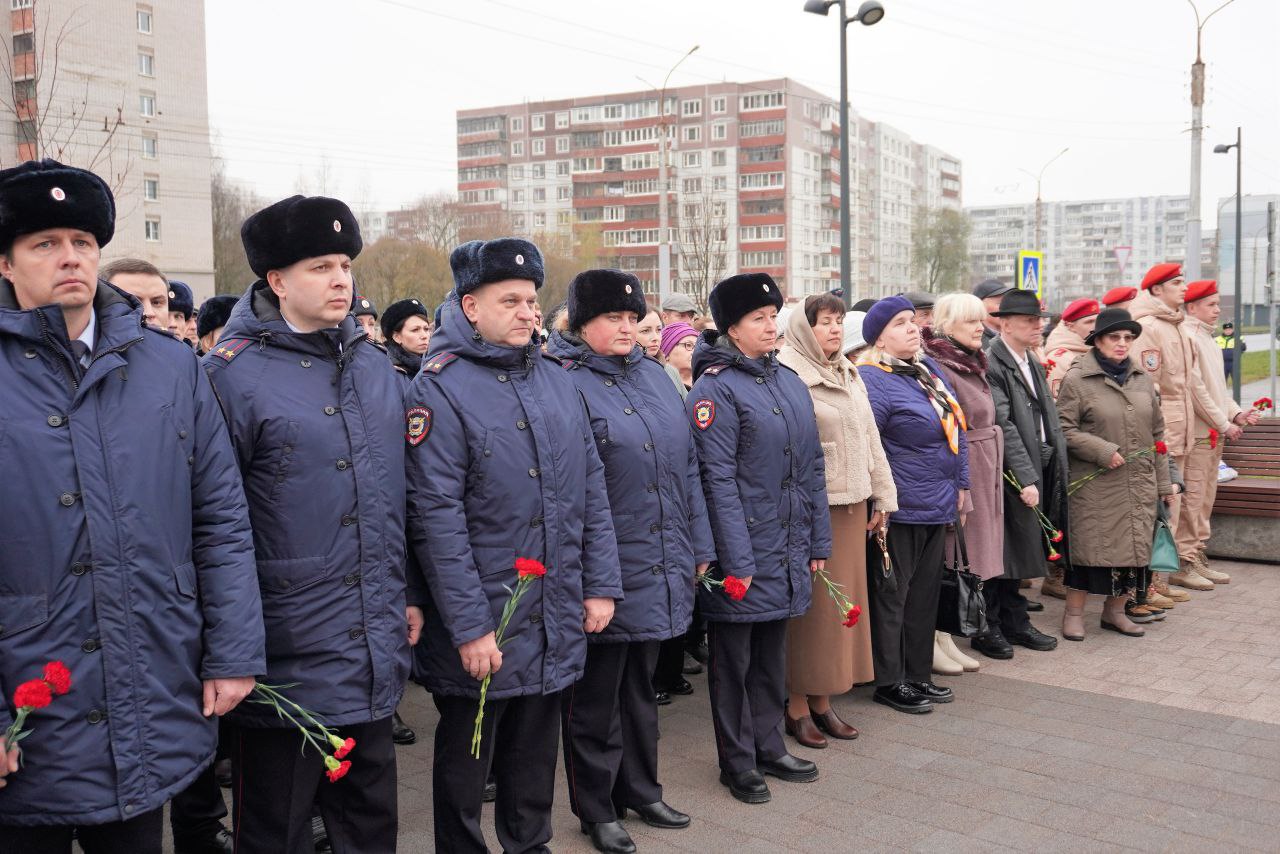 Александр Розбаум: Уважаемые Новгородцы!. При поддержке нашего Губернатора Александра Валентиновича Дронова и благодаря инициативе жителей, и сотрудников УМВД России по Новгородской области, и лично Почётного гражданина... Александр Розбаум: Уважаемые Новгородцы!. При поддержке нашего Губернатора Александра Валентиновича Дронова и благодаря инициативе жителей, и сотрудников УМВД России по Новгородской области, и лично Почётного гражданина...
