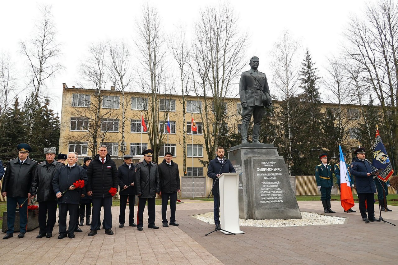 В Великом Новгороде торжественно открыли обновленный сквер Защитников Отечества В Великом Новгороде торжественно открыли обновленный сквер Защитников Отечества