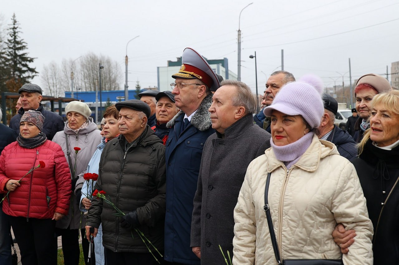 В Великом Новгороде торжественно открыли обновленный сквер Защитников Отечества В Великом Новгороде торжественно открыли обновленный сквер Защитников Отечества