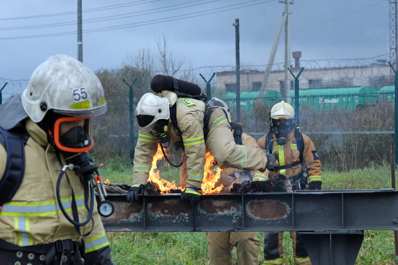 16 новгородских пожарных сдали зачёты на газодымозащитника 16 новгородских пожарных сдали зачёты на газодымозащитника
