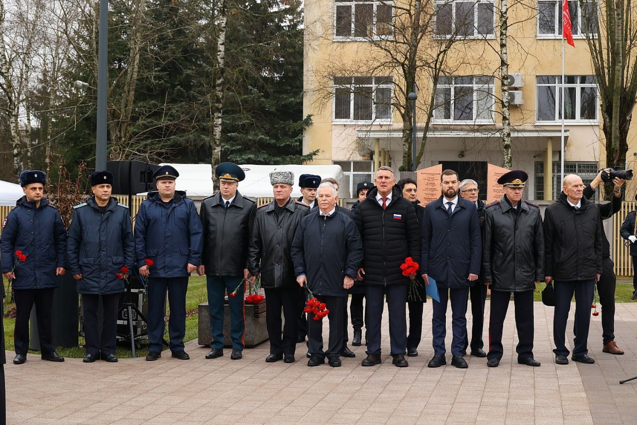 В Великом Новгороде торжественно открыли обновленный сквер Защитников Отечества В Великом Новгороде торжественно открыли обновленный сквер Защитников Отечества