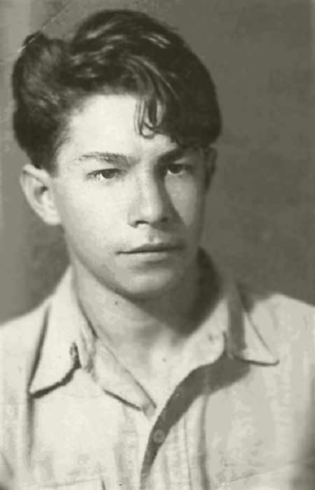 Навечно юный поэт. Его похоронили на перекрестке фронтовых дорог у сосны, прибив доску с вырезанным на ней редакционным товарищем, впоследствии — известным скульптором Евгением Вучетичем, четверостишием из любимой Марины...