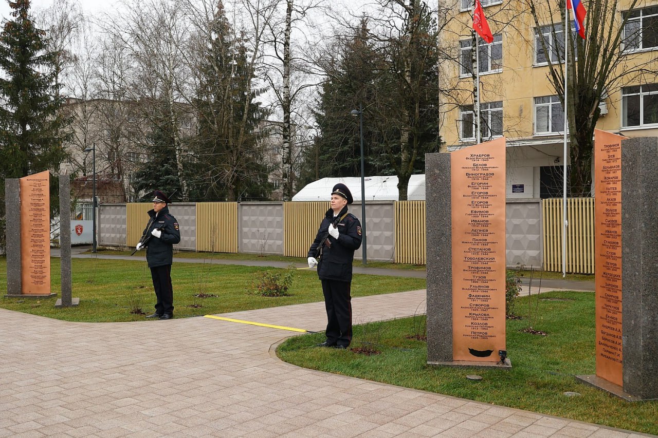 В Великом Новгороде торжественно открылся сквер Защитников Отечества В Великом Новгороде торжественно открылся сквер Защитников Отечества
