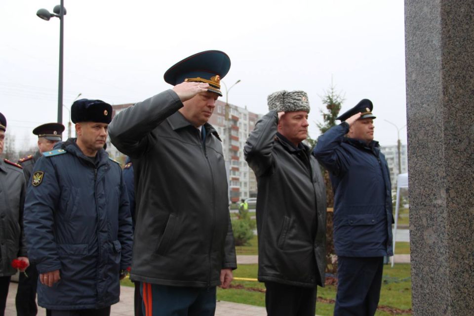 Место силы и памяти!. Начальник Главного управления МЧС России по Новгородской области Сергей Козырев принял участие в открытии обновленного сквера Защитников Отечества в Великом Новгороде