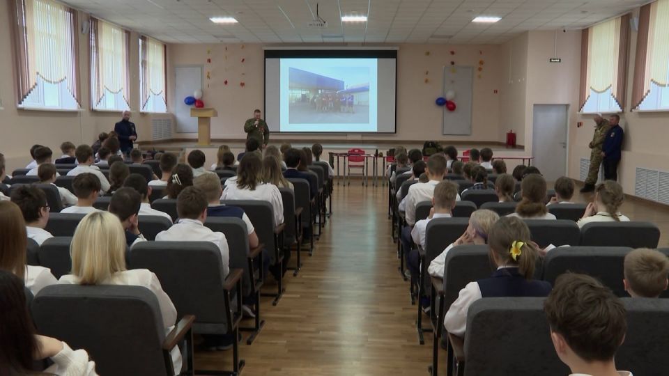 Команда «Сила единства» провела урок мужества в 21-й школе