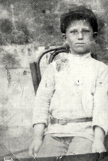 Его вечный огонь славы. Он начал свою воинскую службу сапожником в хозяйственном взводе, а вошел в историю Великой Отечественной войны как бесстрашный пулеметчик и один из самых результативных снайперов Второй мировой войны...