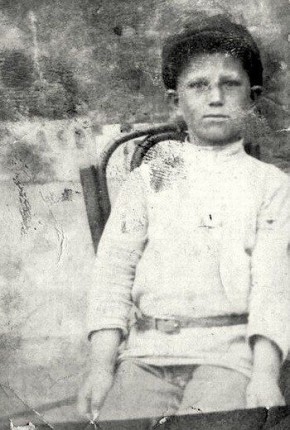 Его вечный огонь славы. Он начал свою воинскую службу сапожником в хозяйственном взводе, а вошел в историю Великой Отечественной войны как бесстрашный пулеметчик и один из самых результативных снайперов Второй мировой войны...