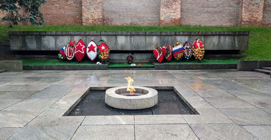 Его вечный огонь славы. Он начал свою воинскую службу сапожником в хозяйственном взводе, а вошел в историю Великой Отечественной войны как бесстрашный пулеметчик и один из самых результативных снайперов Второй мировой войны... Его вечный огонь славы. Он начал свою воинскую службу сапожником в хозяйственном взводе, а вошел в историю Великой Отечественной войны как бесстрашный пулеметчик и один из самых результативных снайперов Второй мировой войны...