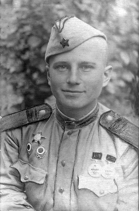 Его вечный огонь славы. Он начал свою воинскую службу сапожником в хозяйственном взводе, а вошел в историю Великой Отечественной войны как бесстрашный пулеметчик и один из самых результативных снайперов Второй мировой войны... Его вечный огонь славы. Он начал свою воинскую службу сапожником в хозяйственном взводе, а вошел в историю Великой Отечественной войны как бесстрашный пулеметчик и один из самых результативных снайперов Второй мировой войны...