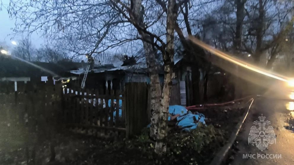 В Великом Новгороде тушат жилой дом на Донецкой улице