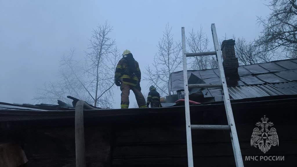 В Великом Новгороде тушат жилой дом на Донецкой улице В Великом Новгороде тушат жилой дом на Донецкой улице