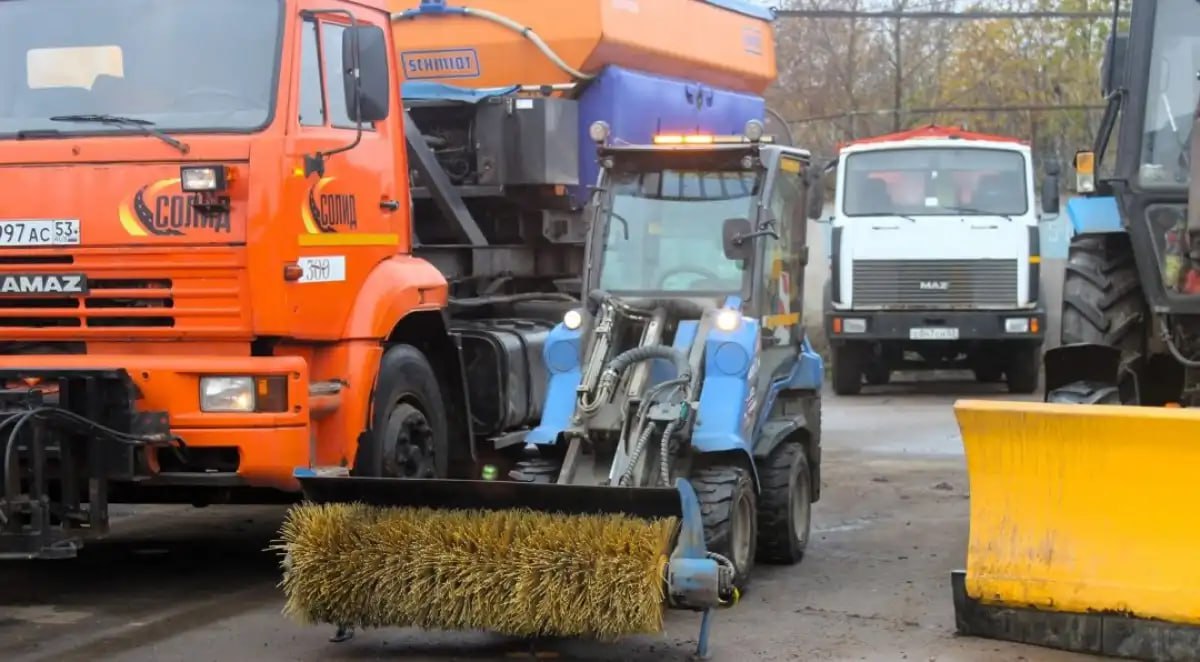 В Великий Новгород поступила дополнительная спецтехника для зимней уборки