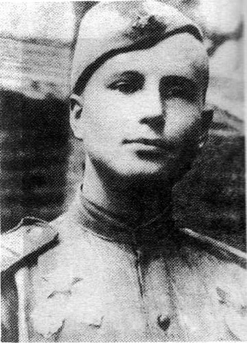 Его вечный огонь славы. Он начал свою воинскую службу сапожником в хозяйственном взводе, а вошел в историю Великой Отечественной войны как бесстрашный пулеметчик и один из самых результативных снайперов Второй мировой войны... Его вечный огонь славы. Он начал свою воинскую службу сапожником в хозяйственном взводе, а вошел в историю Великой Отечественной войны как бесстрашный пулеметчик и один из самых результативных снайперов Второй мировой войны...