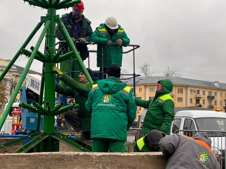 На главной площади Великого Новгорода приступили к сборке новогодней ели На главной площади Великого Новгорода приступили к сборке новогодней ели