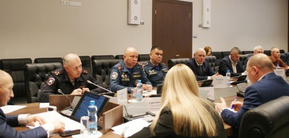 Заседание комиссии по обеспечению безопасности дорожного движения состоялось на площадке Правительства Новгородской области под председательством первого заместителя губернатора региона Евгения Богданова