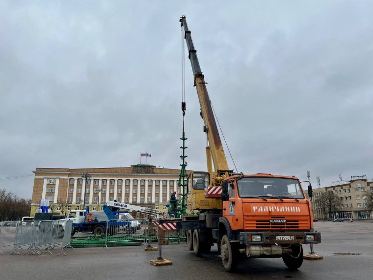 На главной площади Великого Новгорода приступили к сборке новогодней ели На главной площади Великого Новгорода приступили к сборке новогодней ели