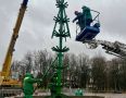На главной площади Великого Новгорода приступили к сборке новогодней ели