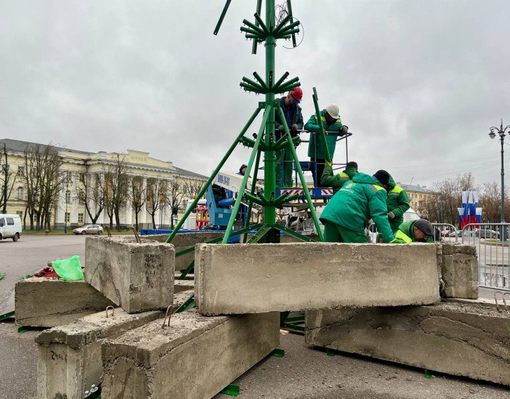 На главной площади Великого Новгорода приступили к сборке новогодней ели На главной площади Великого Новгорода приступили к сборке новогодней ели