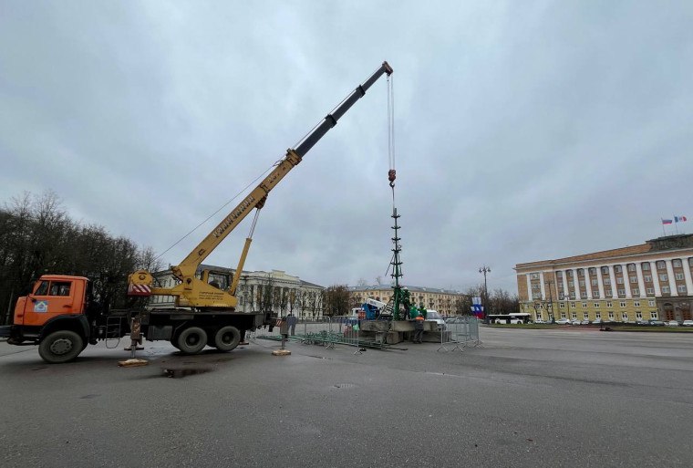На главной площади Великого Новгорода приступили к сборке новогодней ели На главной площади Великого Новгорода приступили к сборке новогодней ели