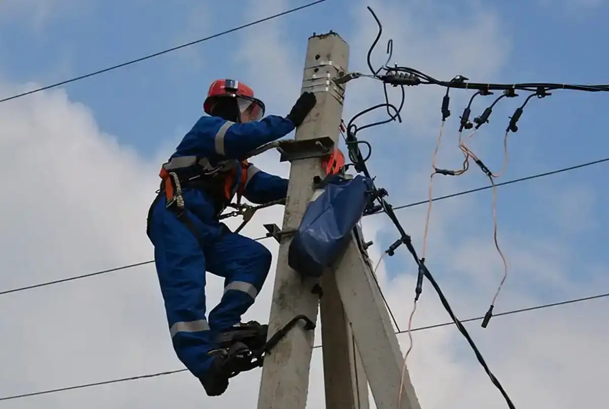 Из-за порывистого ветра без света остались более 1700 жителей Новгородской области