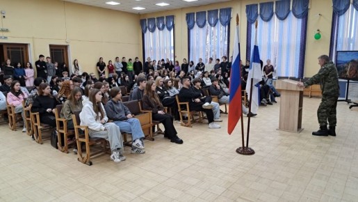 Депутат Думы Великого Новгорода, участник проекта «СВОи Герои 53» Артём Королёв провёл встречу со студентами торгово-технологического техникума