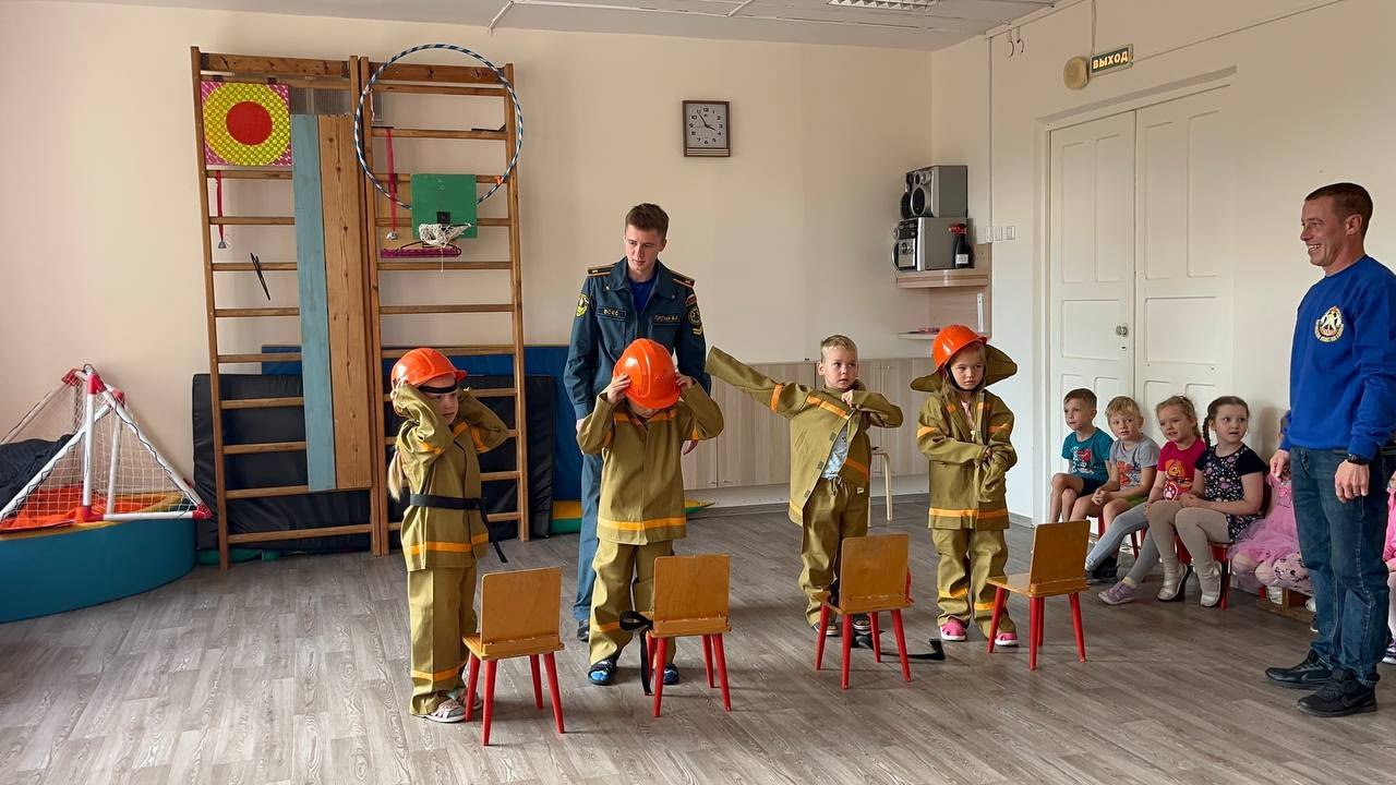 В Великом Новгороде малыши из детсада потушили условный пожар В Великом Новгороде малыши из детсада потушили условный пожар