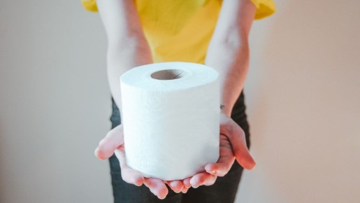 Мудрые хозяйки разрезают туалетную бумагу пополам: делают это не в целях экономии
