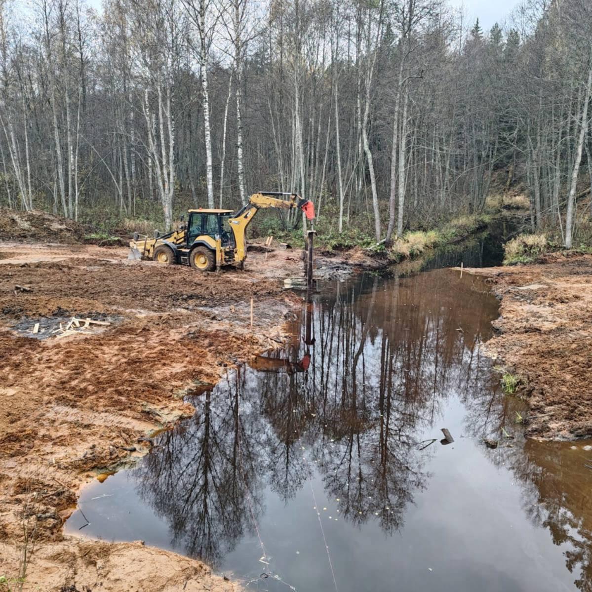 В Пестовском округе проводят работы по установке первой конструкции будущего арочного моста В Пестовском округе проводят работы по установке первой конструкции будущего арочного моста