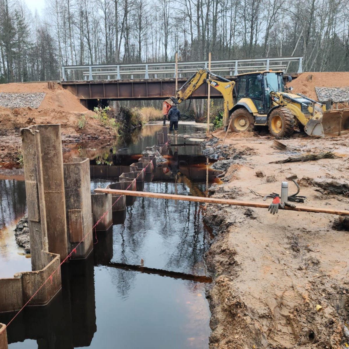 В Пестовском округе проводят работы по установке первой конструкции будущего арочного моста