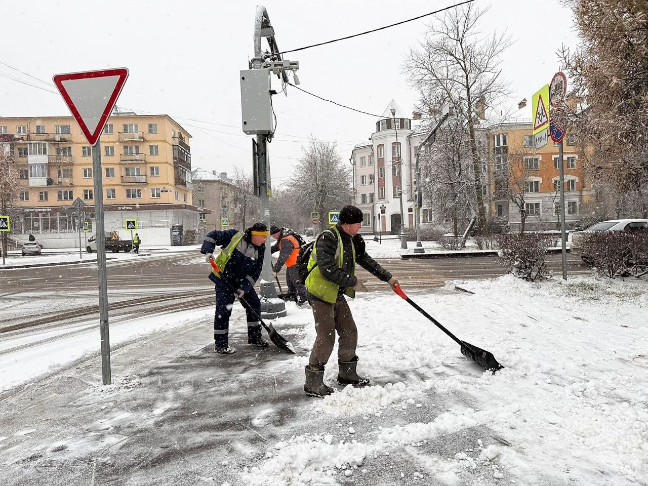 Александр Розбаум: Уважаемые Новгородцы!. В Великом Новгороде выпал первый снег В уборке города задействовано 48 единиц техники и 109 специалистов ручной уборки МКУ «Городское хозяйство», МАУ «Парки Великого Новгорода» и... Александр Розбаум: Уважаемые Новгородцы!. В Великом Новгороде выпал первый снег В уборке города задействовано 48 единиц техники и 109 специалистов ручной уборки МКУ «Городское хозяйство», МАУ «Парки Великого Новгорода» и...