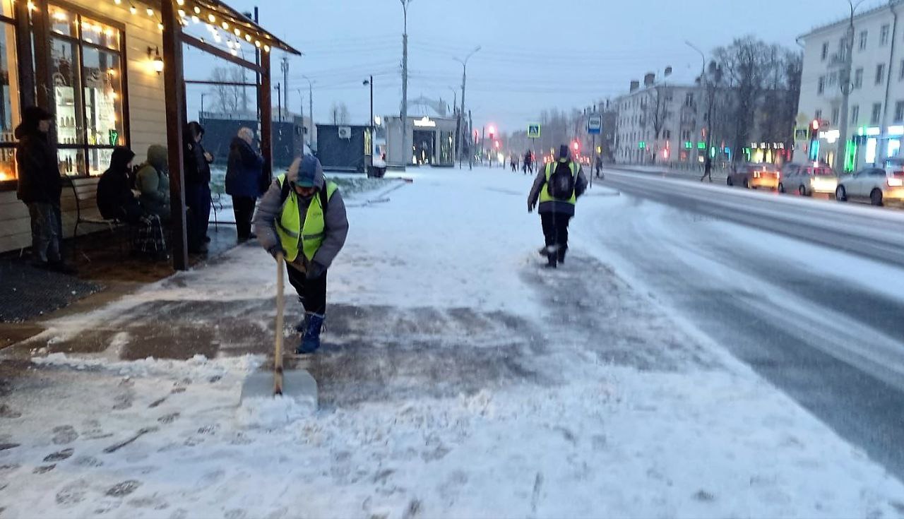 Александр Розбаум: Уважаемые Новгородцы!. В Великом Новгороде выпал первый снег В уборке города задействовано 48 единиц техники и 109 специалистов ручной уборки МКУ «Городское хозяйство», МАУ «Парки Великого Новгорода» и... Александр Розбаум: Уважаемые Новгородцы!. В Великом Новгороде выпал первый снег В уборке города задействовано 48 единиц техники и 109 специалистов ручной уборки МКУ «Городское хозяйство», МАУ «Парки Великого Новгорода» и...