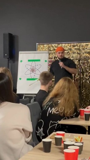 Юморист Савелий Протас принял участие в научном стендапе