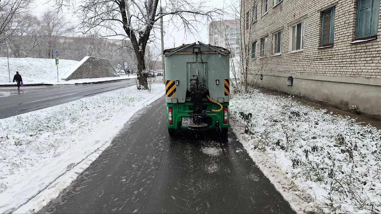 Александр Розбаум: Уважаемые Новгородцы!. В Великом Новгороде выпал первый снег В уборке города задействовано 48 единиц техники и 109 специалистов ручной уборки МКУ «Городское хозяйство», МАУ «Парки Великого Новгорода» и...