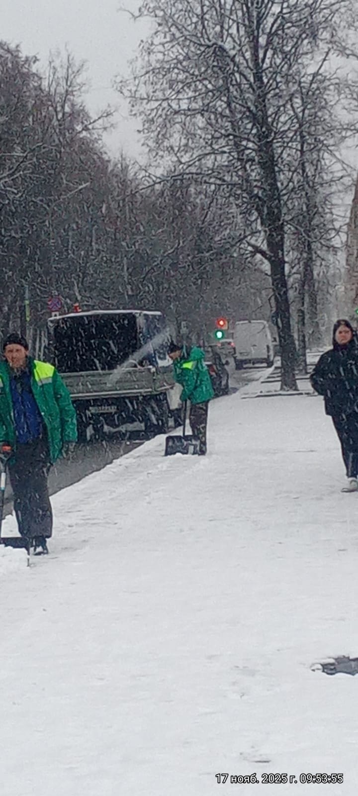 В Великом Новгороде службы работают в усиленном режиме из-за снегопада В Великом Новгороде службы работают в усиленном режиме из-за снегопада