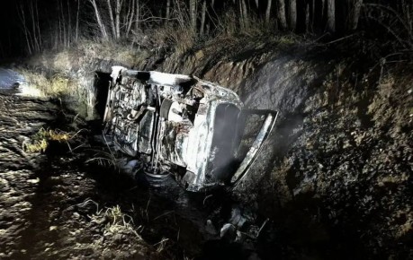 Ночью в Пестовском округе загорелся съехавший в кювет «Шевроле»