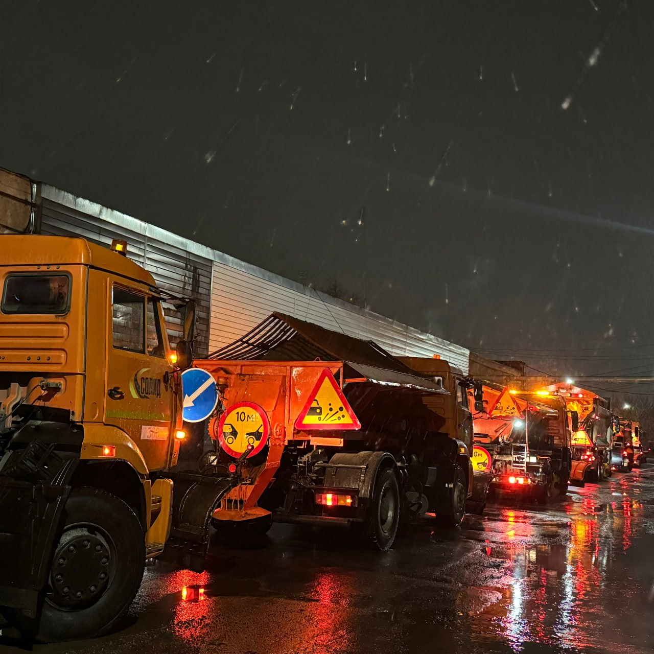 В Великом Новгороде уборка снега продолжается в круглосуточном режиме