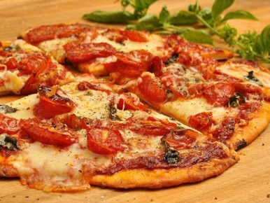 Нежная пицца с грибами и сливочным соусом, вызывающая восторг с первого укуса