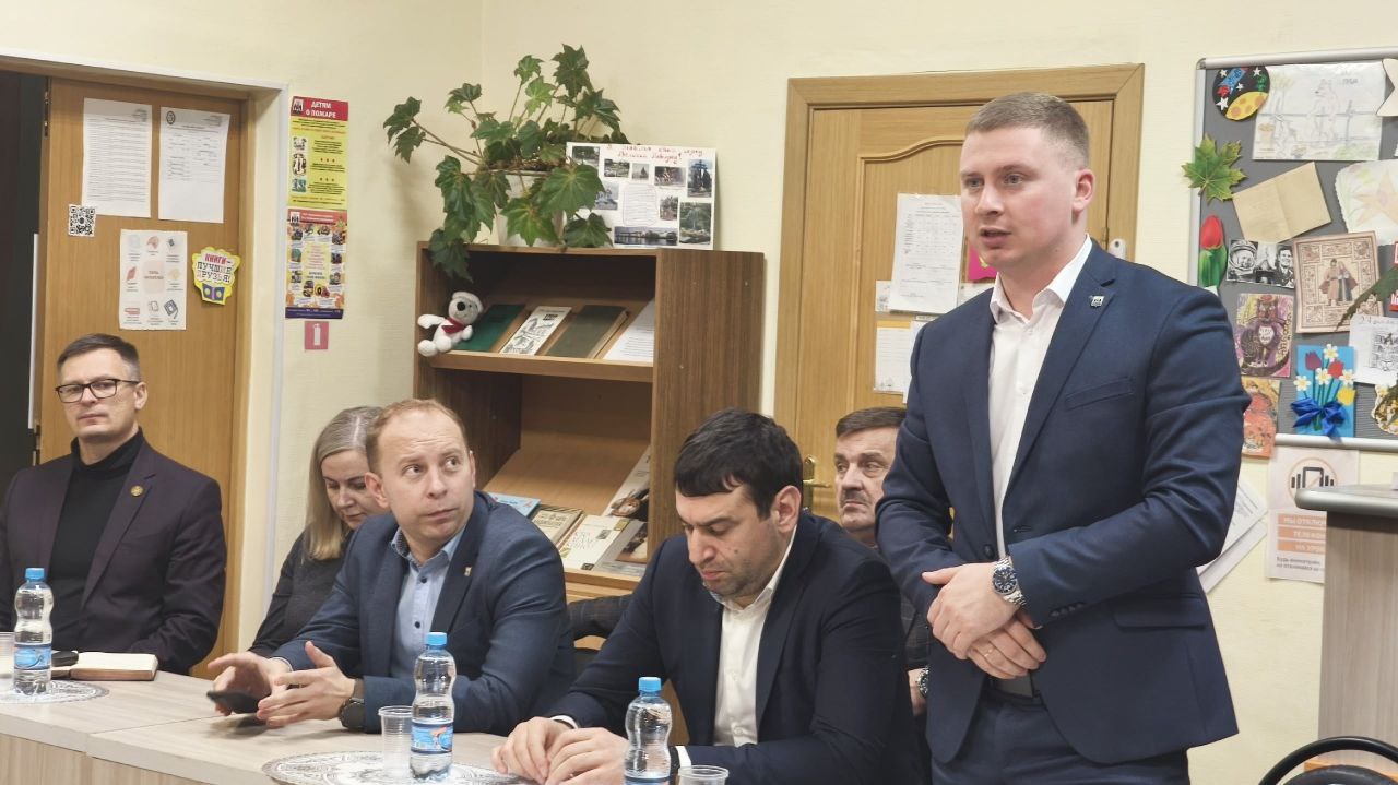 Александр Розбаум: Уважаемые Новгородцы!. Сегодня вечером в школе № 17 вместе с коллегами из Министерства транспорта и Министерства здравоохранения Новгородской области провели встречу с активными жителями микрорайона... Александр Розбаум: Уважаемые Новгородцы!. Сегодня вечером в школе № 17 вместе с коллегами из Министерства транспорта и Министерства здравоохранения Новгородской области провели встречу с активными жителями микрорайона...