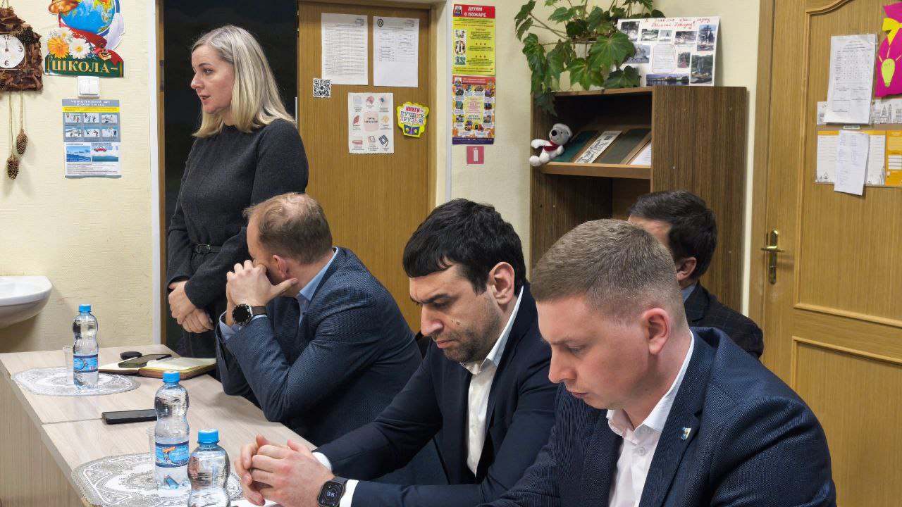 Александр Розбаум: Уважаемые Новгородцы!. Сегодня вечером в школе № 17 вместе с коллегами из Министерства транспорта и Министерства здравоохранения Новгородской области провели встречу с активными жителями микрорайона... Александр Розбаум: Уважаемые Новгородцы!. Сегодня вечером в школе № 17 вместе с коллегами из Министерства транспорта и Министерства здравоохранения Новгородской области провели встречу с активными жителями микрорайона...