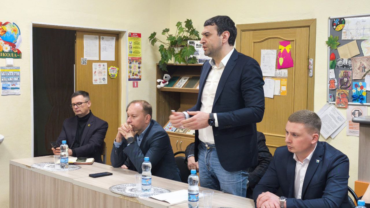 Александр Розбаум: Уважаемые Новгородцы!. Сегодня вечером в школе № 17 вместе с коллегами из Министерства транспорта и Министерства здравоохранения Новгородской области провели встречу с активными жителями микрорайона... Александр Розбаум: Уважаемые Новгородцы!. Сегодня вечером в школе № 17 вместе с коллегами из Министерства транспорта и Министерства здравоохранения Новгородской области провели встречу с активными жителями микрорайона...