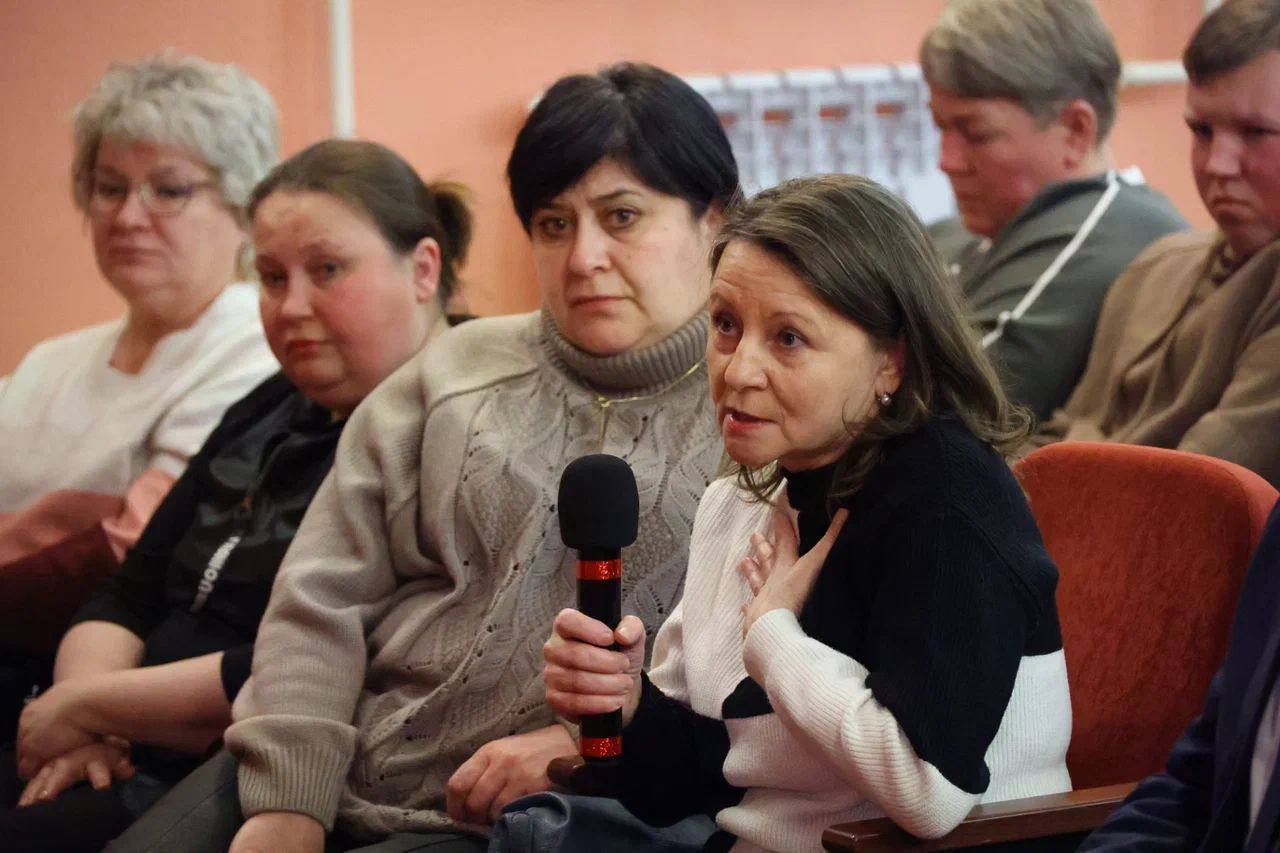 Губернатор Александр Дронов провел встречу с жителями в Батецком округе Губернатор Александр Дронов провел встречу с жителями в Батецком округе