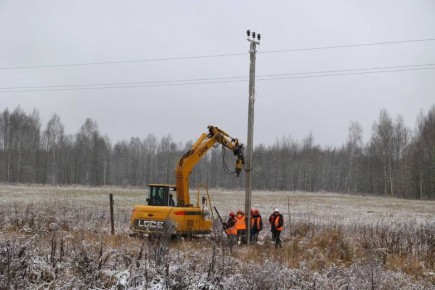 Губернатор Новгородской области Александр Дронов проверил, как идут работы по реконструкции участка воздушной линии электропередачи в Батецком округе