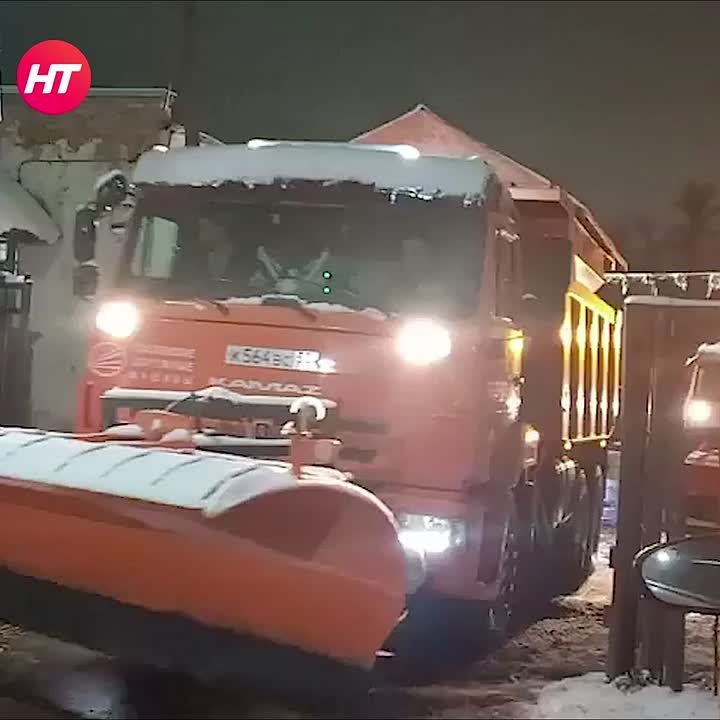 В Великом Новгороде продолжают убирать последствия снегопада