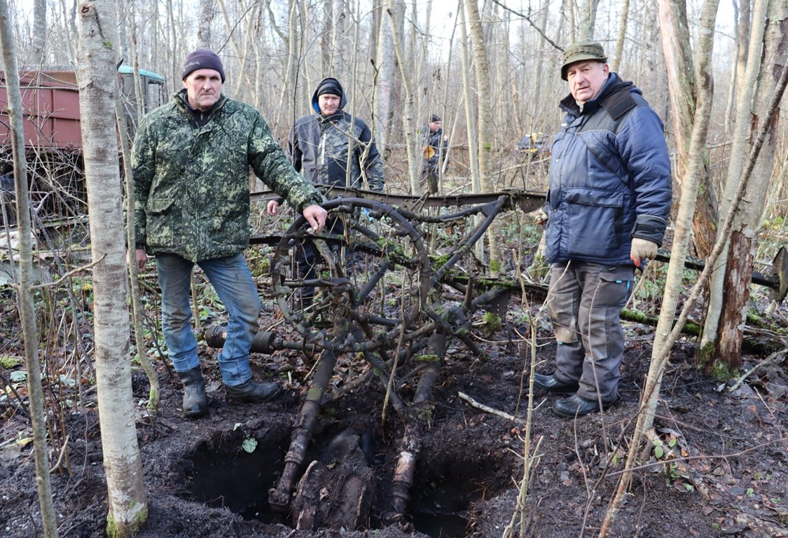 В Солецком округе поисковики нашли фрагменты советского бомбардировщика ДБ-3