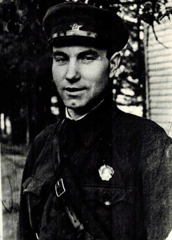 Комбриг Васильев. «Его не боялись, как, бывает, боятся какого-нибудь грозного чинушу. Хотя власть комбриг имел огромную. Его очень уважали. Потому что он всегда оставался справедливым: знал дело, и, если уж называл что-то...