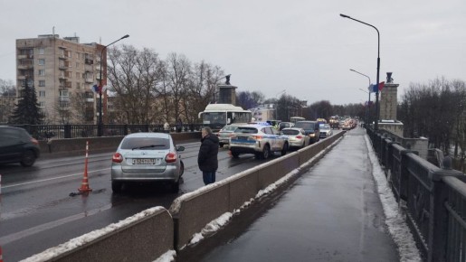 В Великом Новгороде на мосту Александра Невского ДТП из трех машин